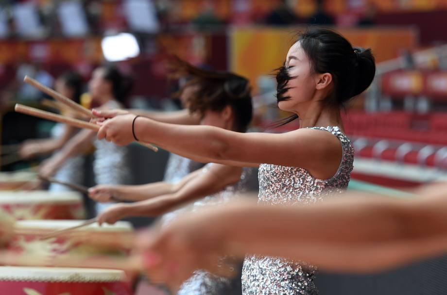 La performance delle suonatrici di tamburo al Bird&#39;s Nest National Stadium di Pechino, in Cina, per la cerimonia d&#39;aperura dei Campionati mondiali di atletica. (Afp) 